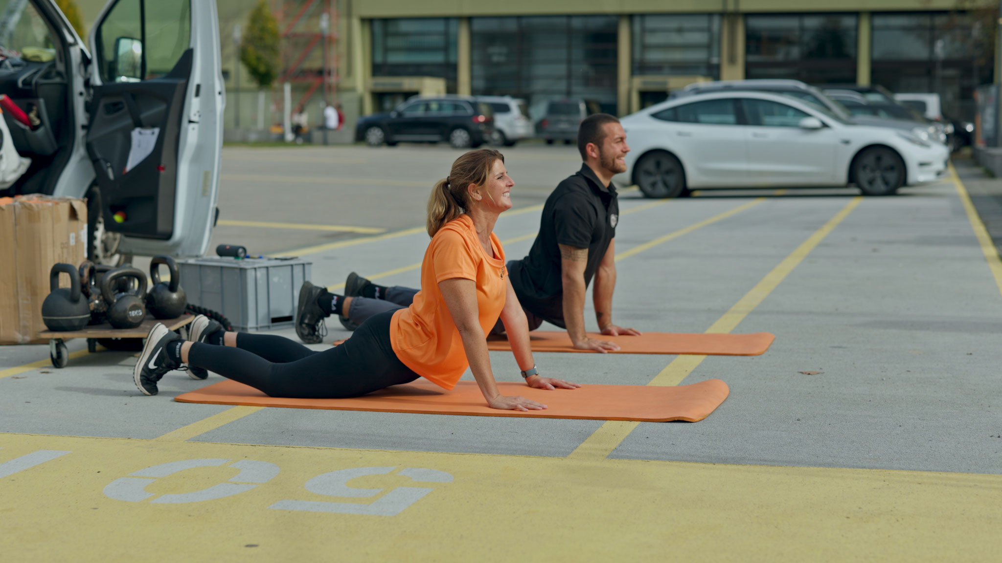 Motivierter Personal Trainer trainiert draußen in Ostfildern.