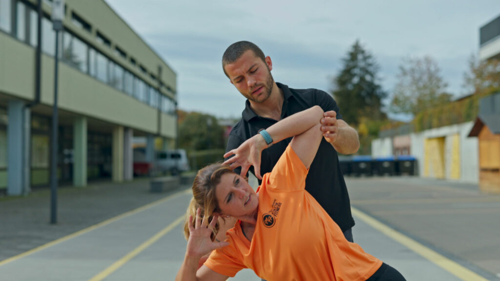 Motivierter Personal Trainer trainiert draußen in Ostfildern.